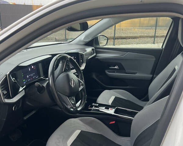 Белый Опель Mokka-e, объемом двигателя 0 л и пробегом 54 тыс. км за 15300 $, фото 21 на Automoto.ua