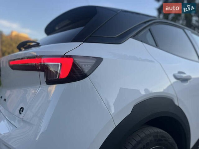 Белый Опель Mokka-e, объемом двигателя 0 л и пробегом 50 тыс. км за 16900 $, фото 4 на Automoto.ua
