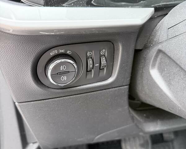 Білий Опель Mokka-e, об'ємом двигуна 0 л та пробігом 62 тис. км за 16400 $, фото 10 на Automoto.ua