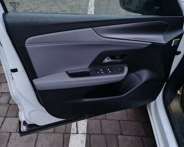 Белый Опель Mokka-e, объемом двигателя 0 л и пробегом 43 тыс. км за 15955 $, фото 17 на Automoto.ua