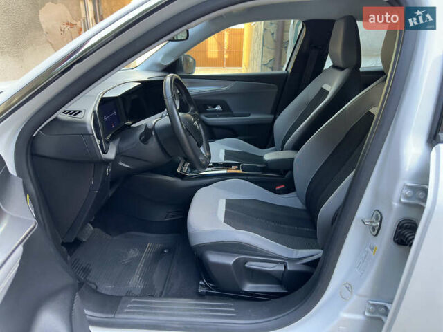 Белый Опель Mokka-e, объемом двигателя 0 л и пробегом 27 тыс. км за 15800 $, фото 17 на Automoto.ua