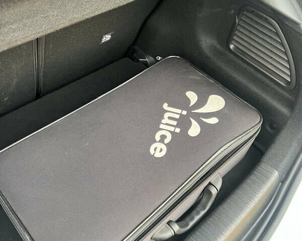 Белый Опель Mokka-e, объемом двигателя 0 л и пробегом 54 тыс. км за 15300 $, фото 32 на Automoto.ua