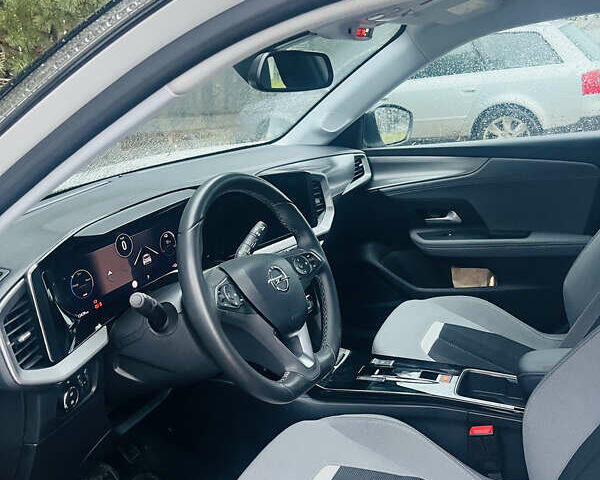 Белый Опель Mokka-e, объемом двигателя 0 л и пробегом 12 тыс. км за 19000 $, фото 2 на Automoto.ua