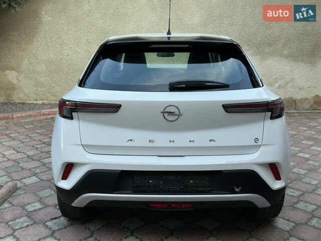 Белый Опель Mokka-e, объемом двигателя 0 л и пробегом 27 тыс. км за 15800 $, фото 4 на Automoto.ua