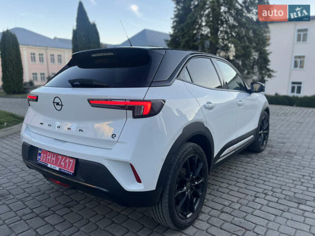 Белый Опель Mokka-e, объемом двигателя 0 л и пробегом 50 тыс. км за 16900 $, фото 5 на Automoto.ua