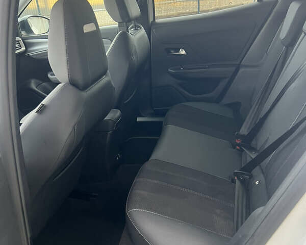 Белый Опель Mokka-e, объемом двигателя 0 л и пробегом 54 тыс. км за 15300 $, фото 17 на Automoto.ua