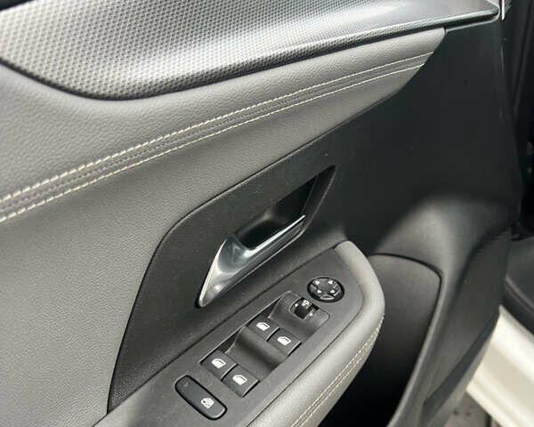 Белый Опель Mokka-e, объемом двигателя 0 л и пробегом 54 тыс. км за 15300 $, фото 19 на Automoto.ua