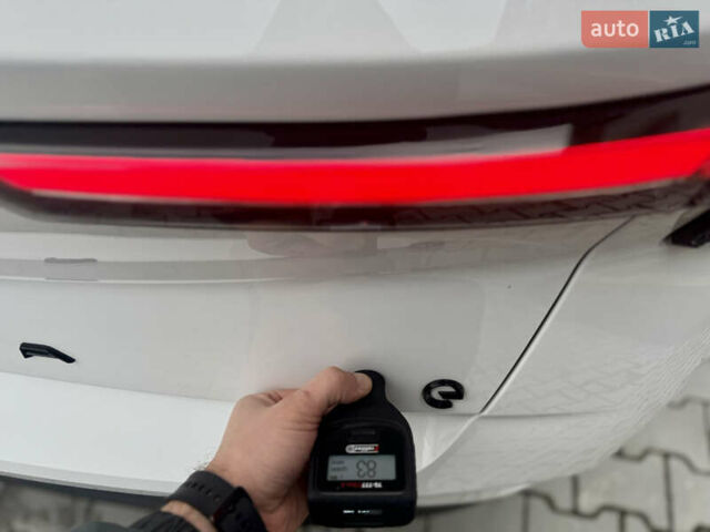 Белый Опель Mokka-e, объемом двигателя 0 л и пробегом 14 тыс. км за 18900 $, фото 70 на Automoto.ua