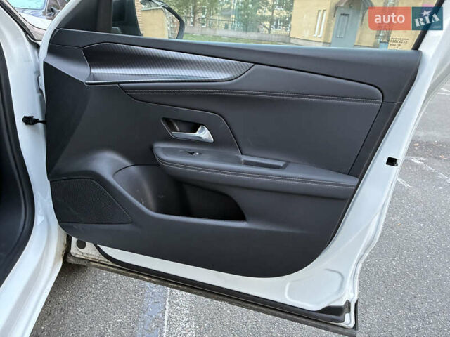 Белый Опель Mokka-e, объемом двигателя 0 л и пробегом 13 тыс. км за 19500 $, фото 12 на Automoto.ua