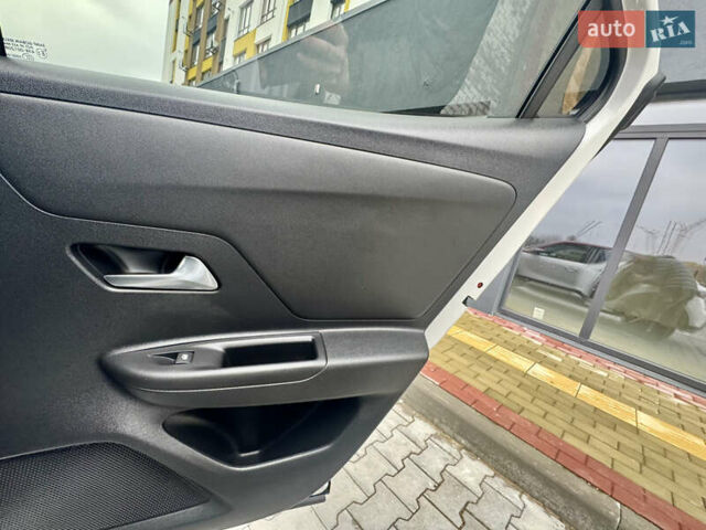 Белый Опель Mokka-e, объемом двигателя 0 л и пробегом 14 тыс. км за 18900 $, фото 31 на Automoto.ua