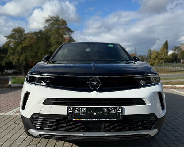Білий Опель Mokka-e, об'ємом двигуна 0 л та пробігом 1 тис. км за 27315 $, фото 2 на Automoto.ua