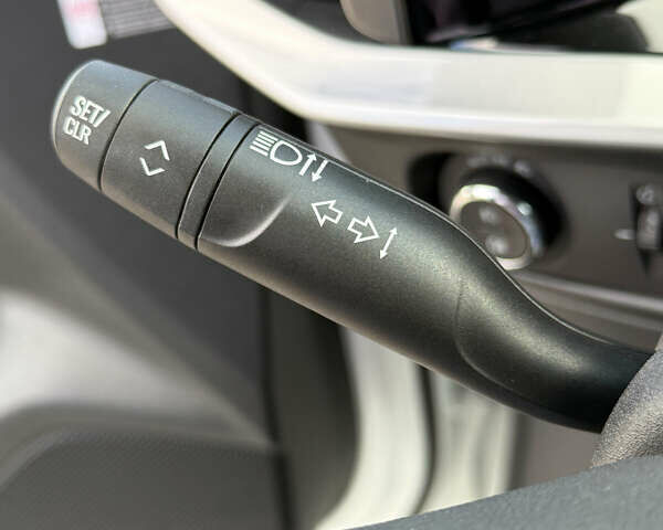 Білий Опель Mokka-e, об'ємом двигуна 0 л та пробігом 1 тис. км за 27315 $, фото 29 на Automoto.ua