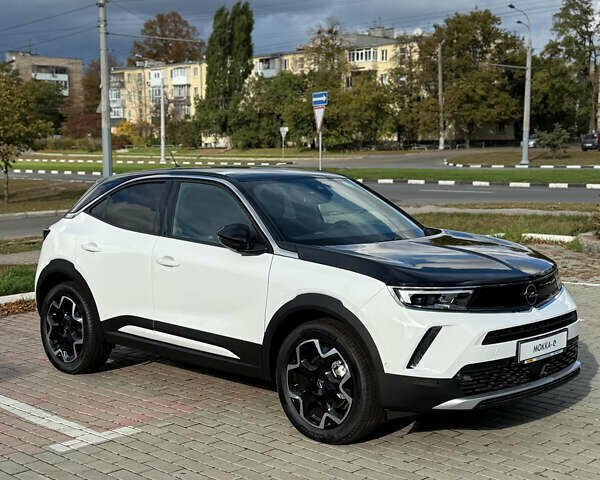Білий Опель Mokka-e, об'ємом двигуна 0 л та пробігом 1 тис. км за 27315 $, фото 1 на Automoto.ua