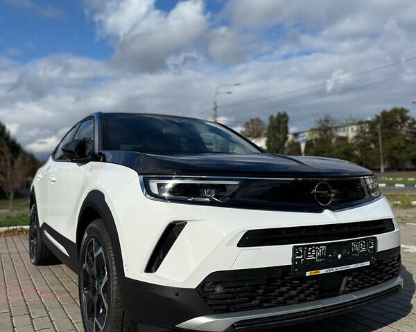 Білий Опель Mokka-e, об'ємом двигуна 0 л та пробігом 1 тис. км за 27315 $, фото 4 на Automoto.ua