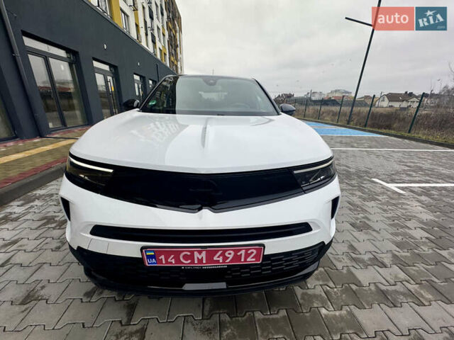 Белый Опель Mokka-e, объемом двигателя 0 л и пробегом 14 тыс. км за 18900 $, фото 2 на Automoto.ua