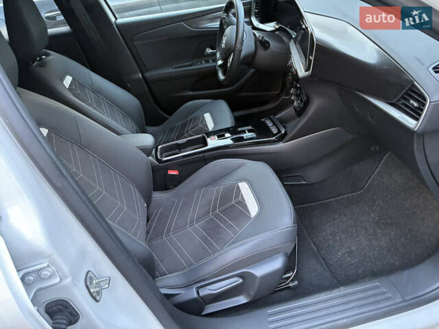 Белый Опель Mokka-e, объемом двигателя 0 л и пробегом 13 тыс. км за 19500 $, фото 13 на Automoto.ua