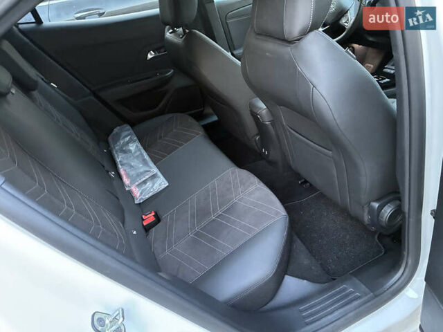 Белый Опель Mokka-e, объемом двигателя 0 л и пробегом 13 тыс. км за 19500 $, фото 10 на Automoto.ua