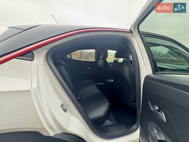 Белый Опель Mokka-e, объемом двигателя 0 л и пробегом 14 тыс. км за 18900 $, фото 32 на Automoto.ua