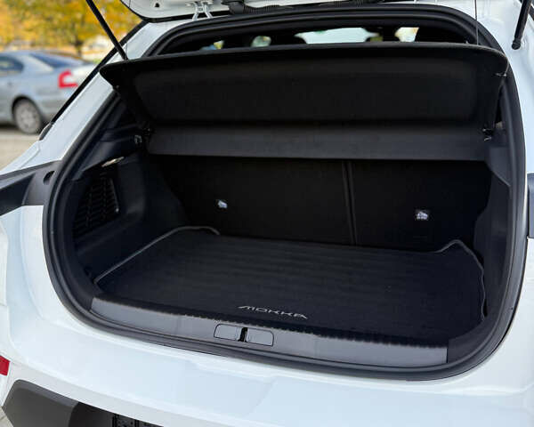 Білий Опель Mokka-e, об'ємом двигуна 0 л та пробігом 1 тис. км за 27315 $, фото 11 на Automoto.ua