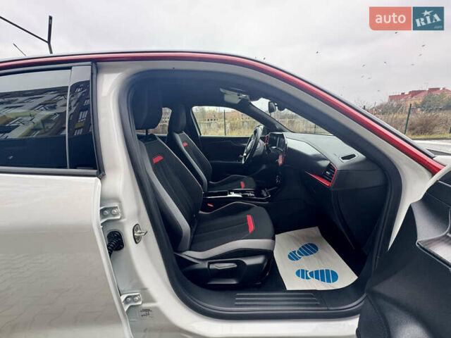 Белый Опель Mokka-e, объемом двигателя 0 л и пробегом 14 тыс. км за 18900 $, фото 21 на Automoto.ua