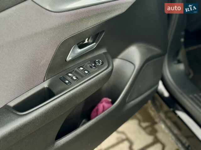 Черный Опель Mokka-e, объемом двигателя 0 л и пробегом 83 тыс. км за 15500 $, фото 53 на Automoto.ua