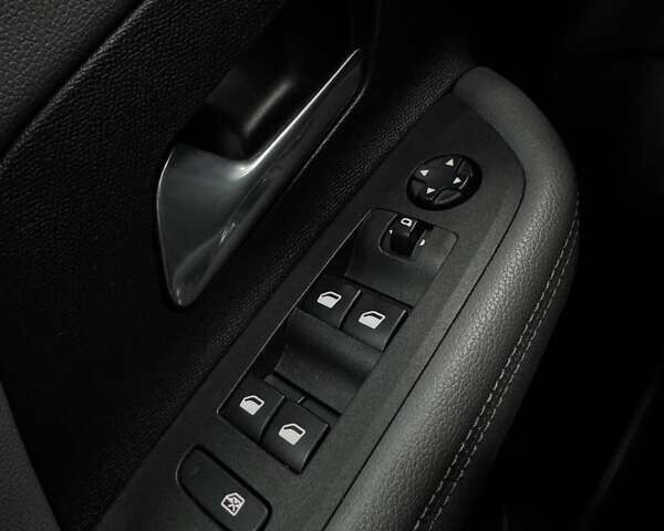 Серый Опель Mokka-e, объемом двигателя 0 л и пробегом 72 тыс. км за 16800 $, фото 39 на Automoto.ua