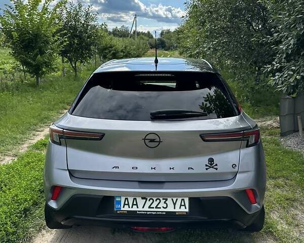 Серый Опель Mokka-e, объемом двигателя 0 л и пробегом 44 тыс. км за 16500 $, фото 2 на Automoto.ua