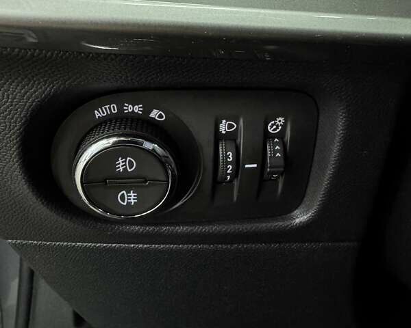 Серый Опель Mokka-e, объемом двигателя 0 л и пробегом 72 тыс. км за 16800 $, фото 36 на Automoto.ua