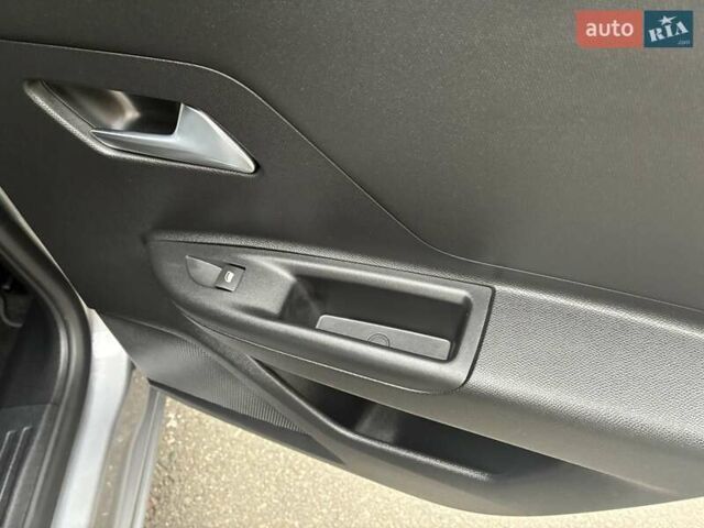 Серый Опель Mokka-e, объемом двигателя 0 л и пробегом 39 тыс. км за 18500 $, фото 58 на Automoto.ua