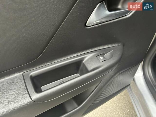 Серый Опель Mokka-e, объемом двигателя 0 л и пробегом 39 тыс. км за 18500 $, фото 68 на Automoto.ua