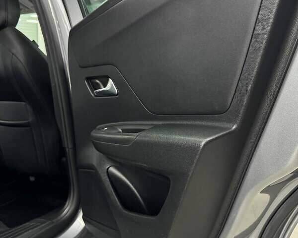 Серый Опель Mokka-e, объемом двигателя 0 л и пробегом 72 тыс. км за 16800 $, фото 29 на Automoto.ua