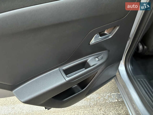 Серый Опель Mokka-e, объемом двигателя 0 л и пробегом 10 тыс. км за 18000 $, фото 38 на Automoto.ua