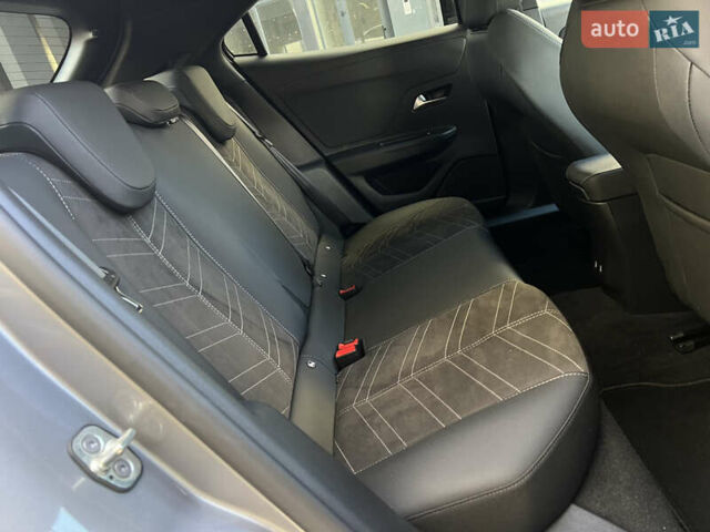 Сірий Опель Mokka-e, об'ємом двигуна 0 л та пробігом 4 тис. км за 22500 $, фото 37 на Automoto.ua