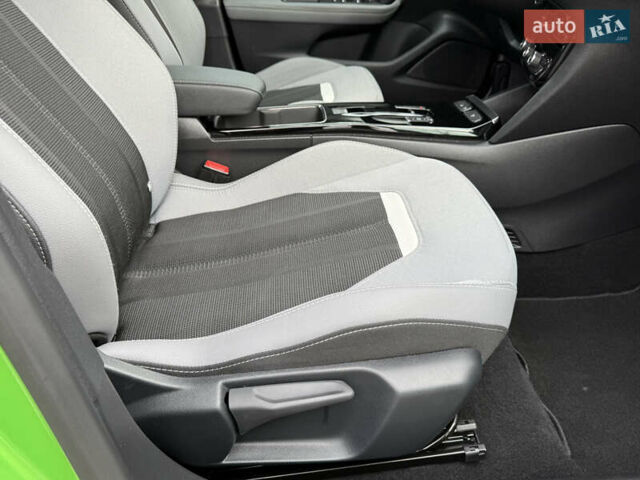 Зелений Опель Mokka-e, об'ємом двигуна 0 л та пробігом 60 тис. км за 16799 $, фото 46 на Automoto.ua