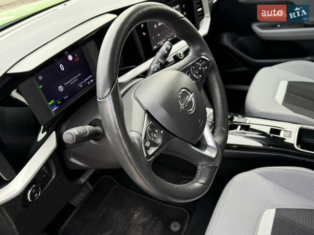 Зелений Опель Mokka-e, об'ємом двигуна 0 л та пробігом 60 тис. км за 16799 $, фото 58 на Automoto.ua