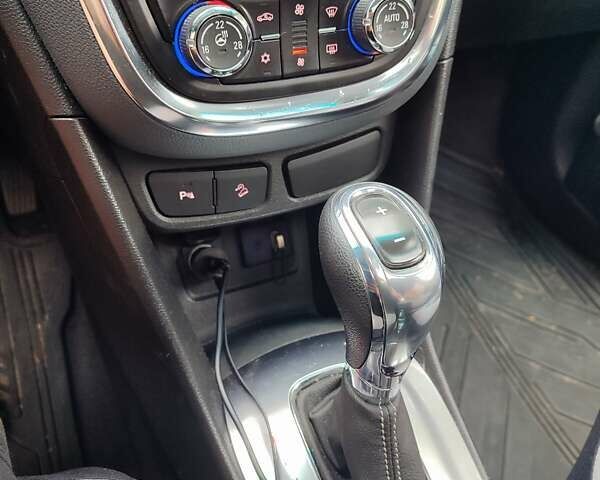Серый Опель Mokka, объемом двигателя 1.69 л и пробегом 254 тыс. км за 12200 $, фото 4 на Automoto.ua
