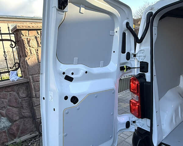Белый Опель Vivaro-e, объемом двигателя 0 л и пробегом 50 тыс. км за 20878 $, фото 31 на Automoto.ua