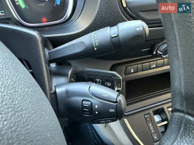 Белый Опель Vivaro-e, объемом двигателя 0 л и пробегом 50 тыс. км за 20878 $, фото 23 на Automoto.ua