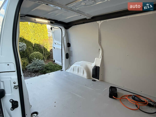 Белый Опель Vivaro-e, объемом двигателя 0 л и пробегом 50 тыс. км за 20878 $, фото 38 на Automoto.ua