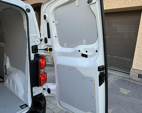 Белый Опель Vivaro-e, объемом двигателя 0 л и пробегом 50 тыс. км за 20878 $, фото 32 на Automoto.ua