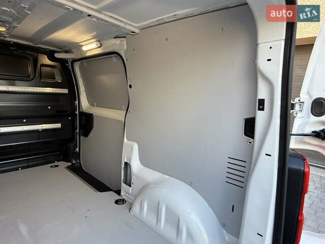 Белый Опель Vivaro-e, объемом двигателя 0 л и пробегом 50 тыс. км за 20878 $, фото 35 на Automoto.ua