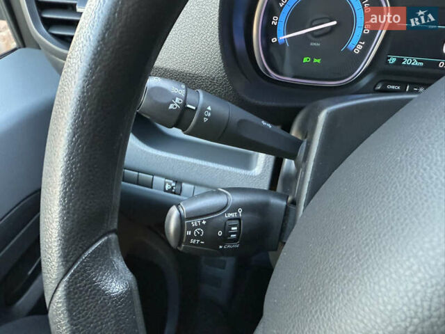 Белый Опель Vivaro-e, объемом двигателя 0 л и пробегом 50 тыс. км за 20878 $, фото 22 на Automoto.ua