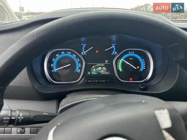 Белый Опель Vivaro-e, объемом двигателя 0 л и пробегом 44 тыс. км за 14500 $, фото 11 на Automoto.ua