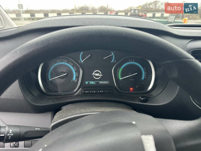 Белый Опель Vivaro-e, объемом двигателя 0 л и пробегом 44 тыс. км за 14500 $, фото 10 на Automoto.ua