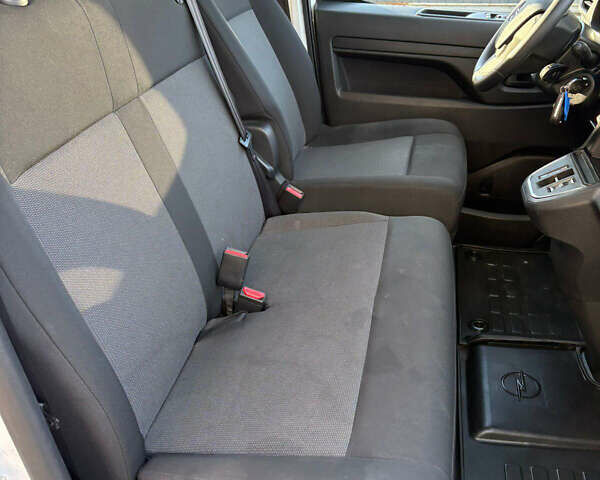 Белый Опель Vivaro-e, объемом двигателя 0 л и пробегом 31 тыс. км за 25900 $, фото 23 на Automoto.ua