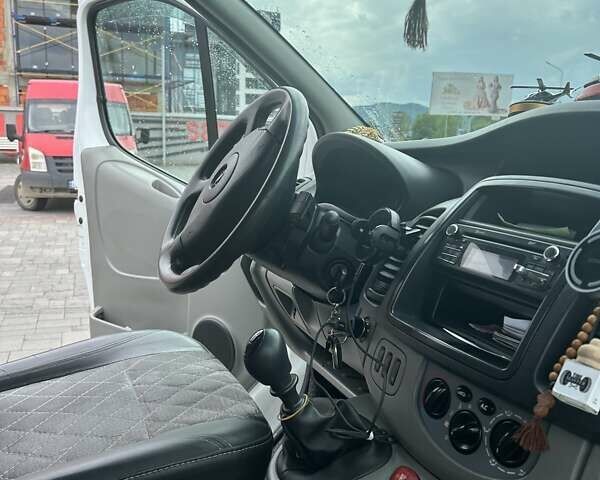 Белый Опель Vivaro-e, объемом двигателя 2 л и пробегом 310 тыс. км за 12300 $, фото 11 на Automoto.ua