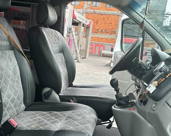 Белый Опель Vivaro-e, объемом двигателя 2 л и пробегом 310 тыс. км за 12300 $, фото 12 на Automoto.ua