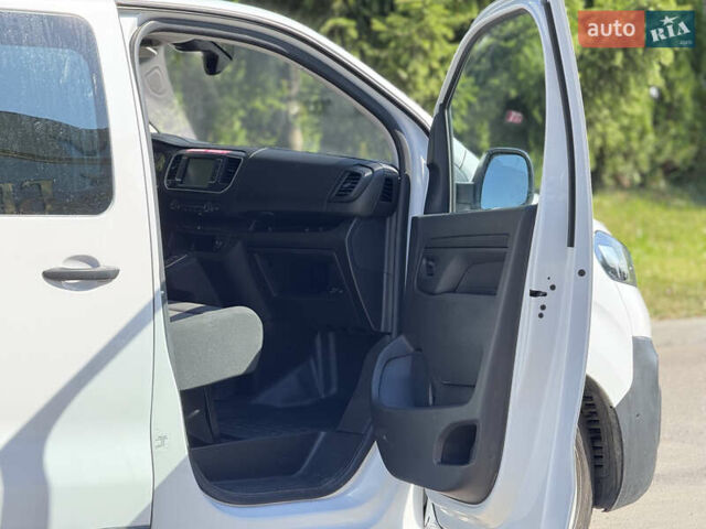 Белый Опель Vivaro-e, объемом двигателя 0 л и пробегом 17 тыс. км за 23900 $, фото 19 на Automoto.ua