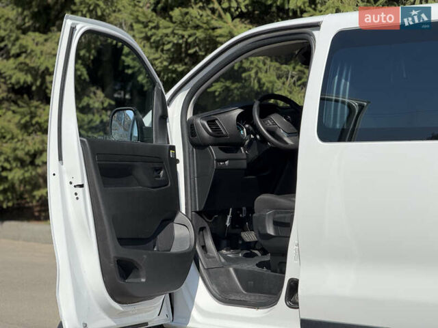 Белый Опель Vivaro-e, объемом двигателя 0 л и пробегом 17 тыс. км за 23900 $, фото 15 на Automoto.ua