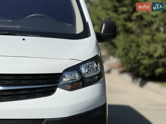 Белый Опель Vivaro-e, объемом двигателя 0 л и пробегом 17 тыс. км за 23900 $, фото 5 на Automoto.ua